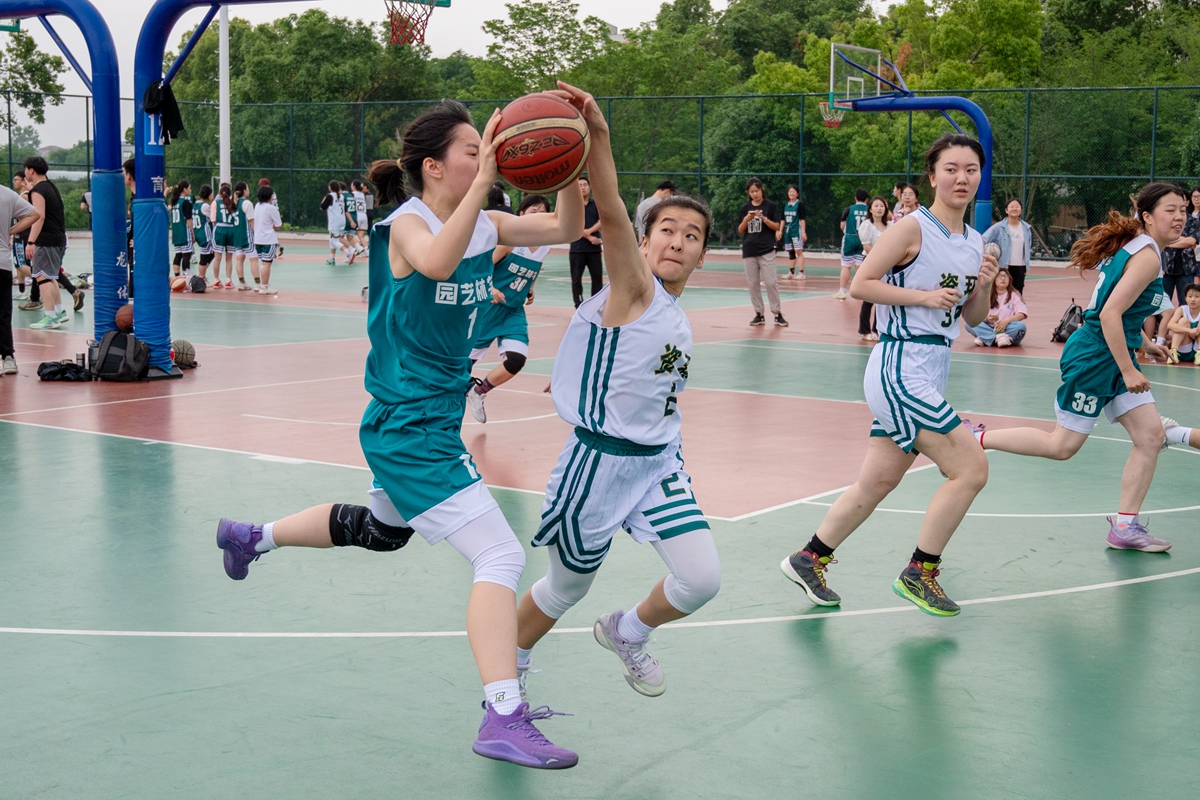 资源与环境学院2号球员抢球（学通社记者 李泽坤 摄）