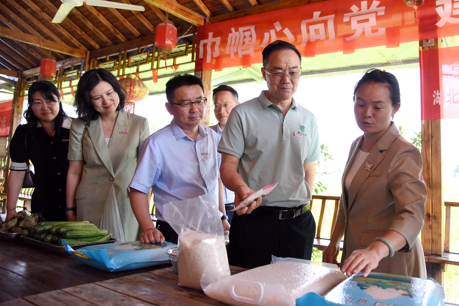 张启发严建兵在咸宁开展“荆楚行”和“华农教授进名校”活动