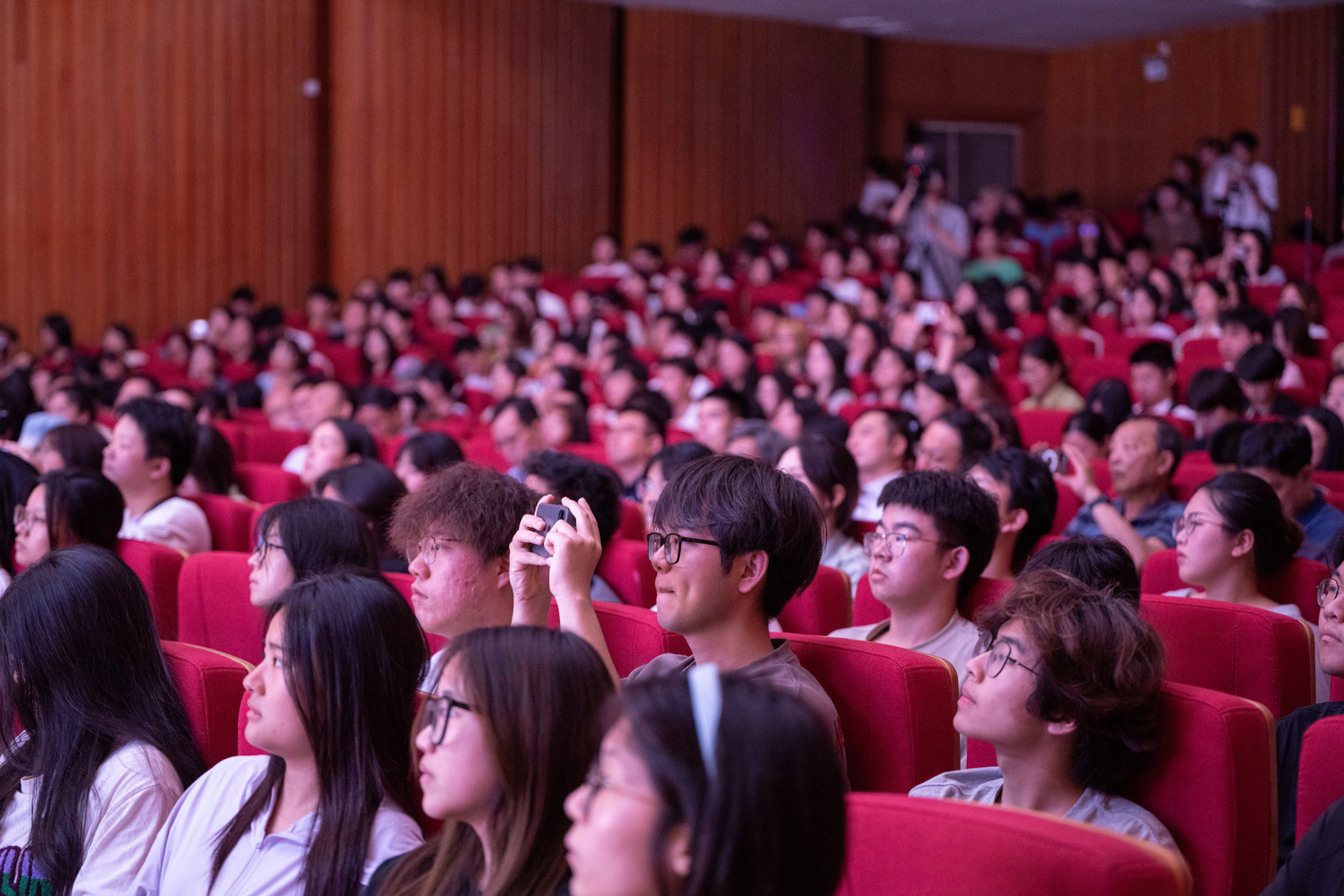 艺术节开幕式现场，大学生活动中心剧场座无虚席(学通社记者 高言曦 摄)