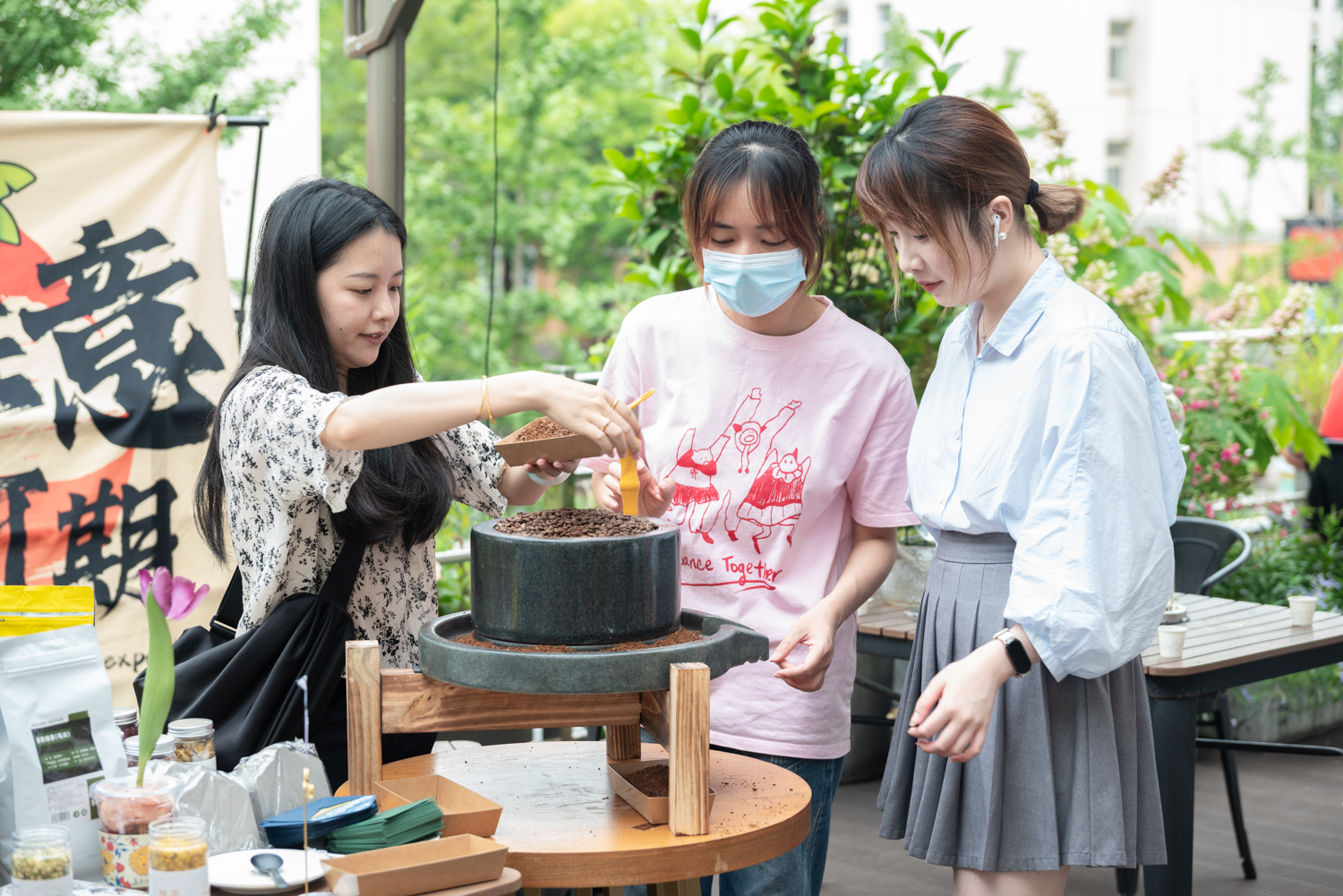 同学们研磨咖啡豆（学通社记者 宁怡然 摄）