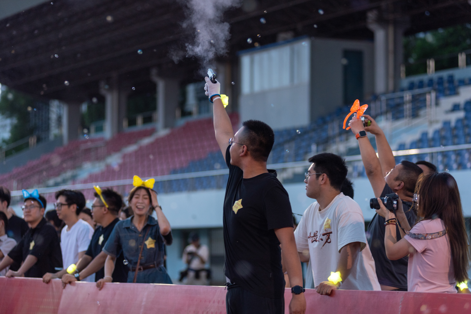 毕业生代表经管学院王浩东同学鸣枪发令（学通社记者 王文硕 摄）