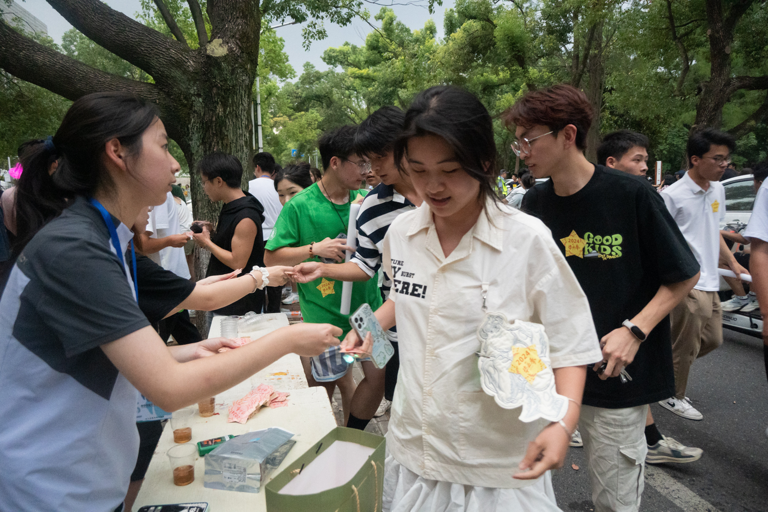 荧光溢彩幸福跑 水花绽放尽欢颜 —— 2024毕业荧光跑暨“水花绽放”祝福活动举行