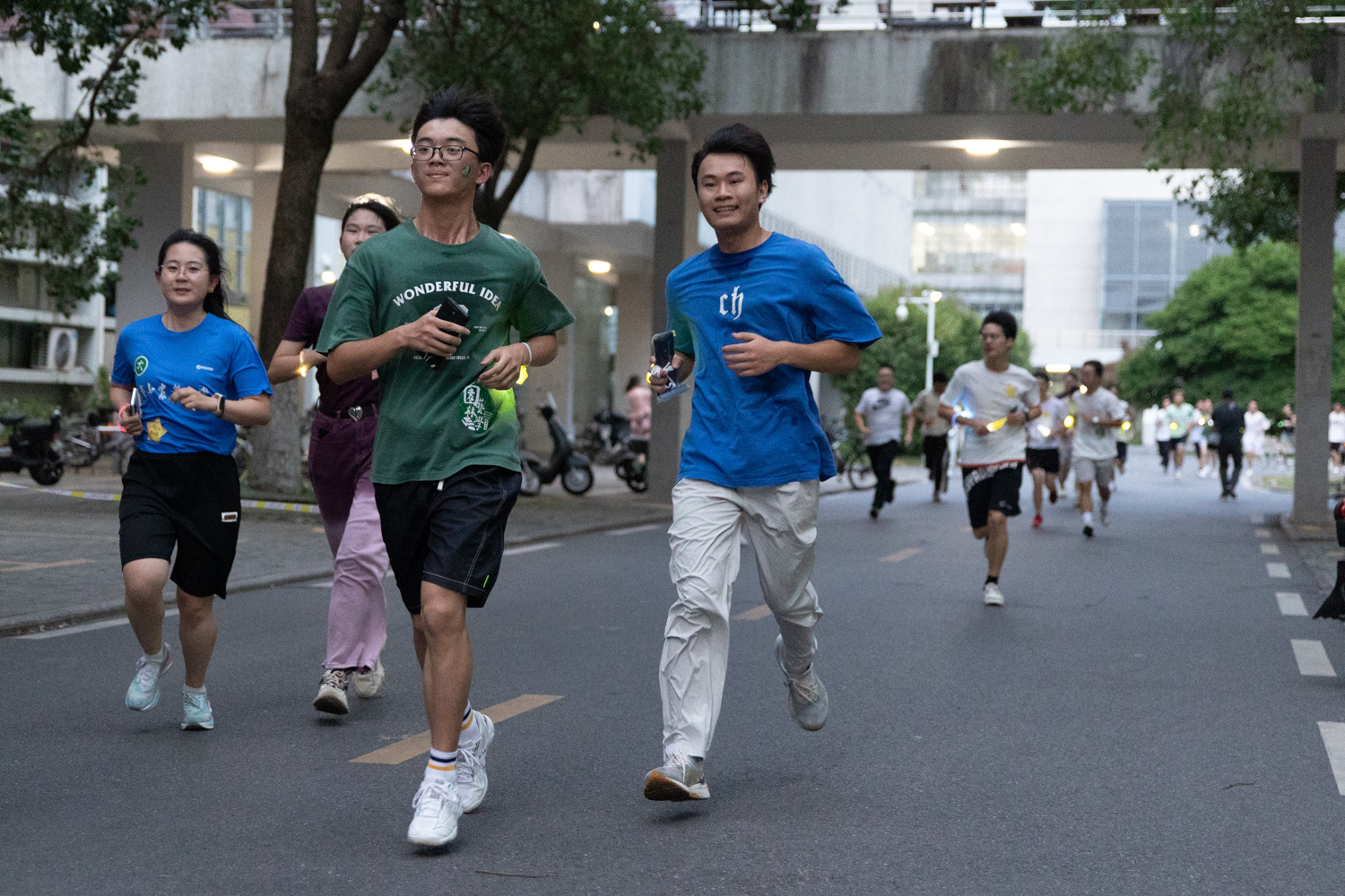 荧光溢彩幸福跑 水花绽放尽欢颜 —— 2024毕业荧光跑暨“水花绽放”祝福活动举行