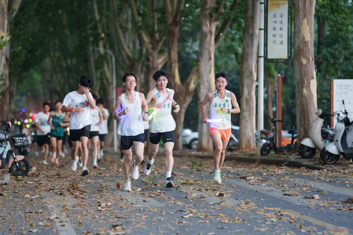 荧光跑同学途经狮子山广场（学通社记者 韩鑫垚 摄）