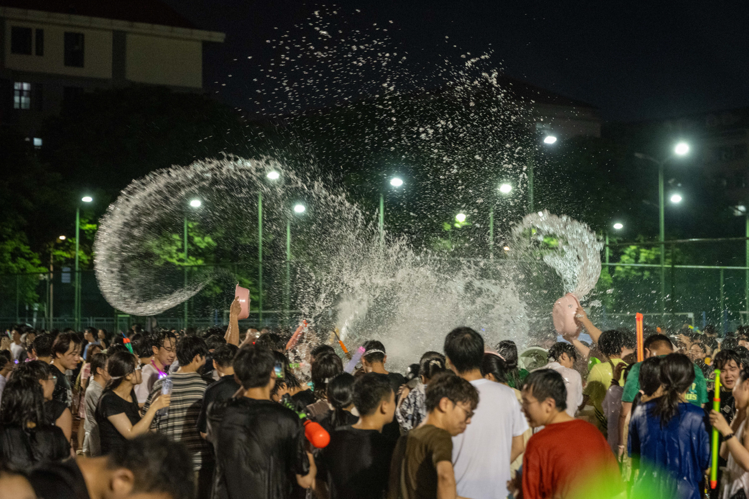 荧光溢彩幸福跑 水花绽放尽欢颜 —— 2024毕业荧光跑暨“水花绽放”祝福活动举行