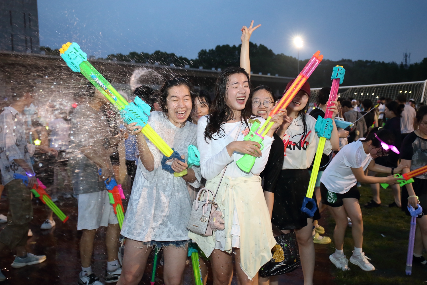 荧光溢彩幸福跑 水花绽放尽欢颜 —— 2024毕业荧光跑暨“水花绽放”祝福活动举行