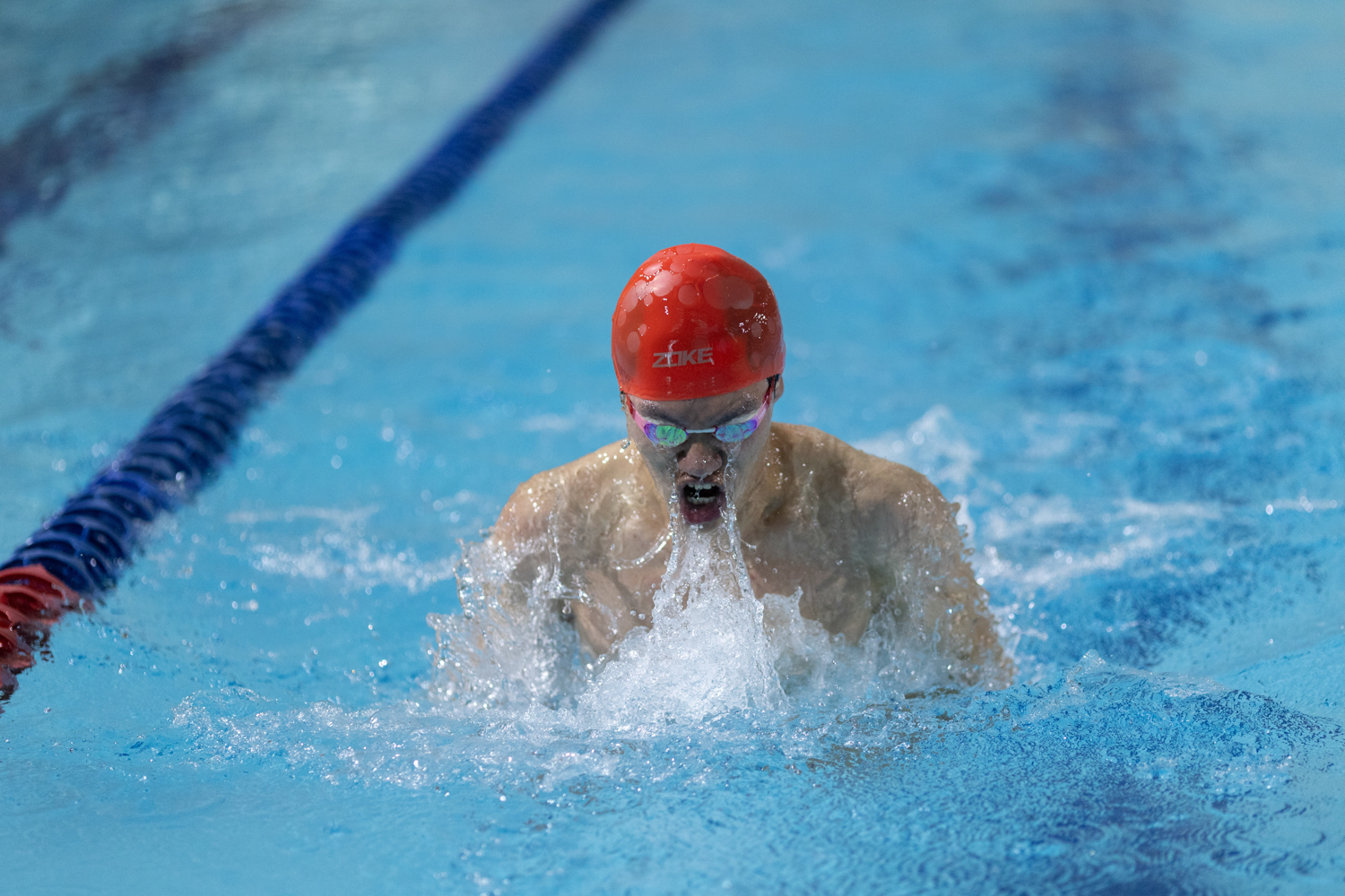 男子蛙泳100m徐春晖同学向终点游来(学通社记者 郦雪怡 摄)