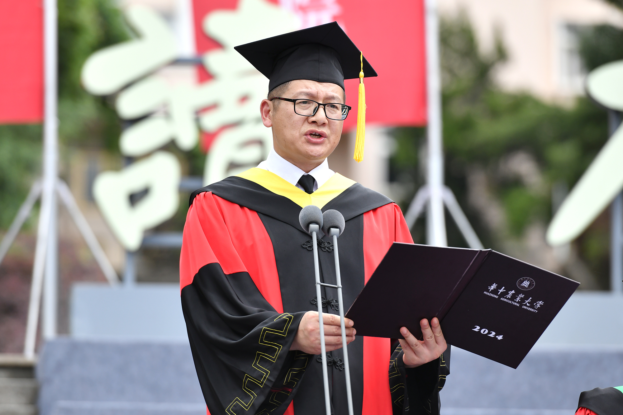 研究生院常务副院长李斌宣读学位授予名单（记者 刘涛 摄）