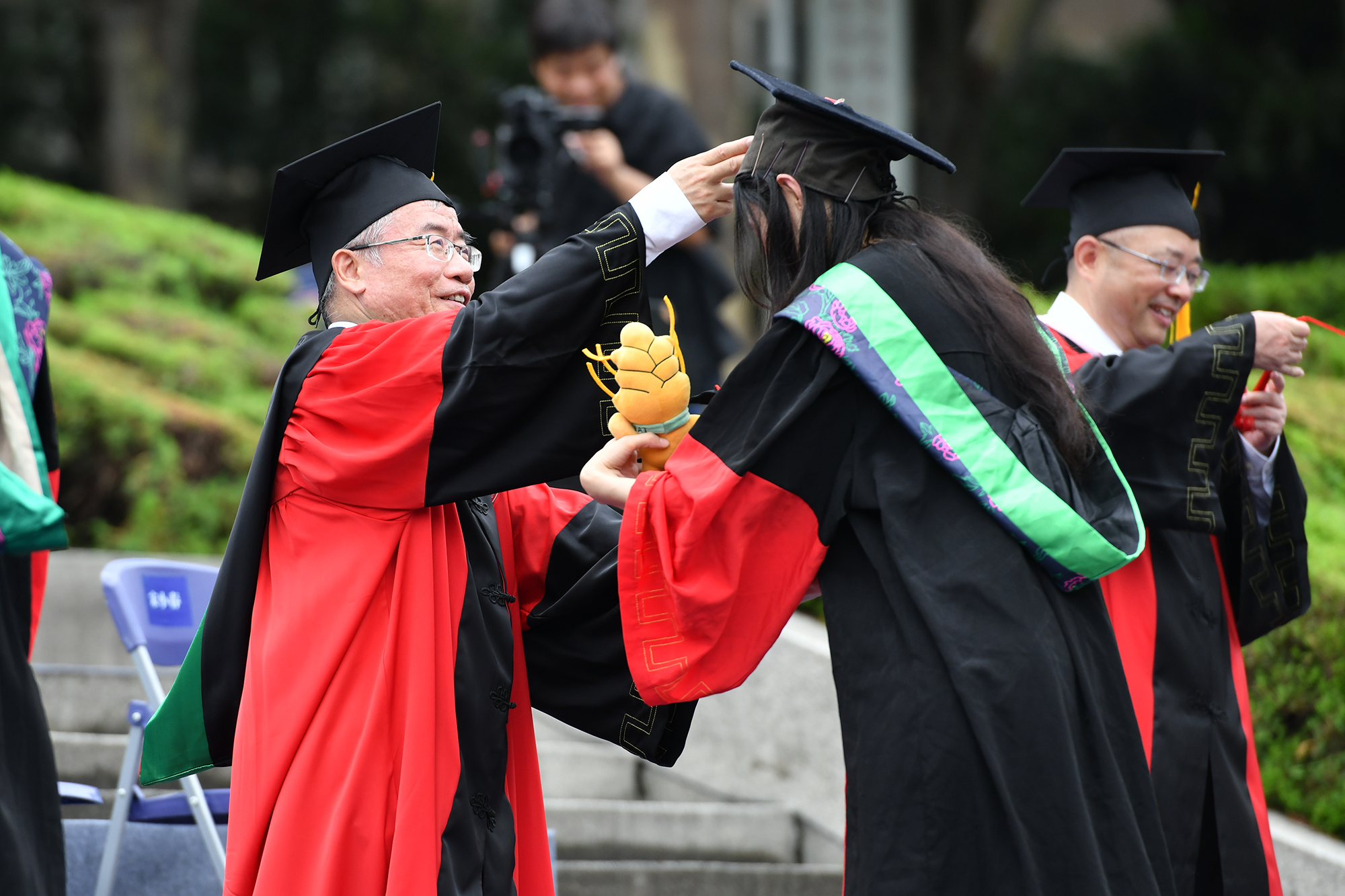 中国工程院院士张献龙教授为毕业生正冠拨苏（记者 刘涛 摄）