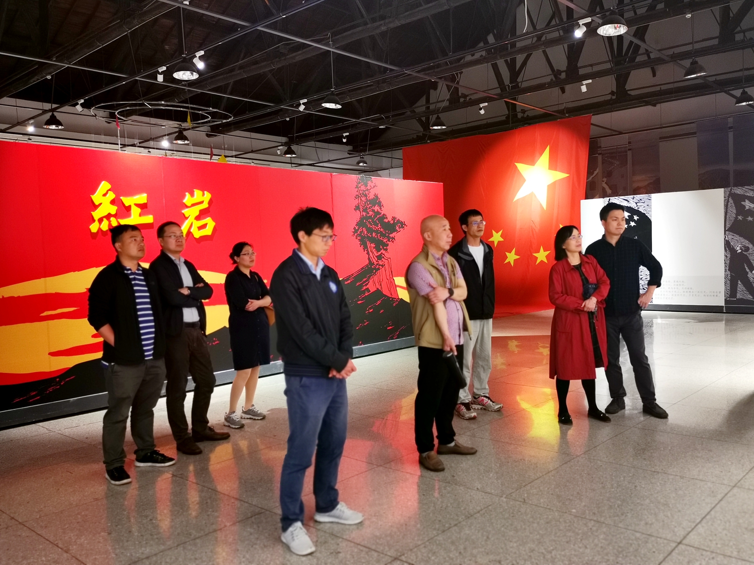 组织支部教师参加学校的红岩主题展