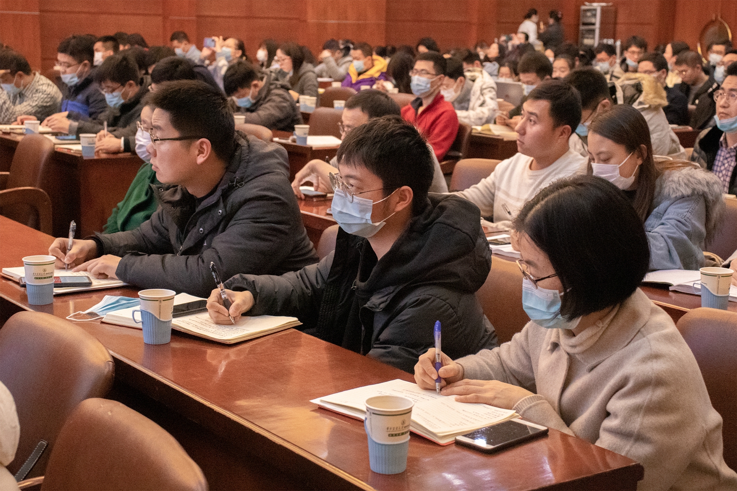 会议现场听众认真聆听演讲(学通社记者 陆俊伊 摄)