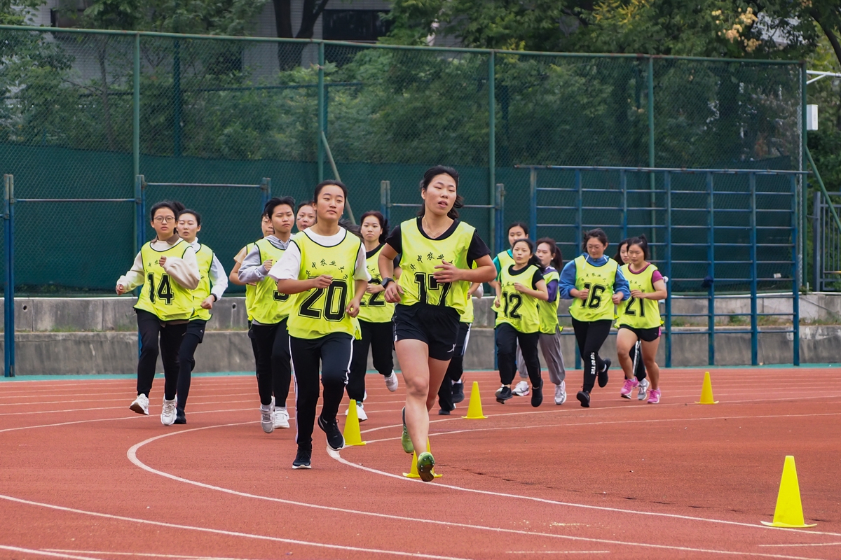 女子5000米決賽運動員從起點出發(學通社記者 鄧穎駿 攝)_副本