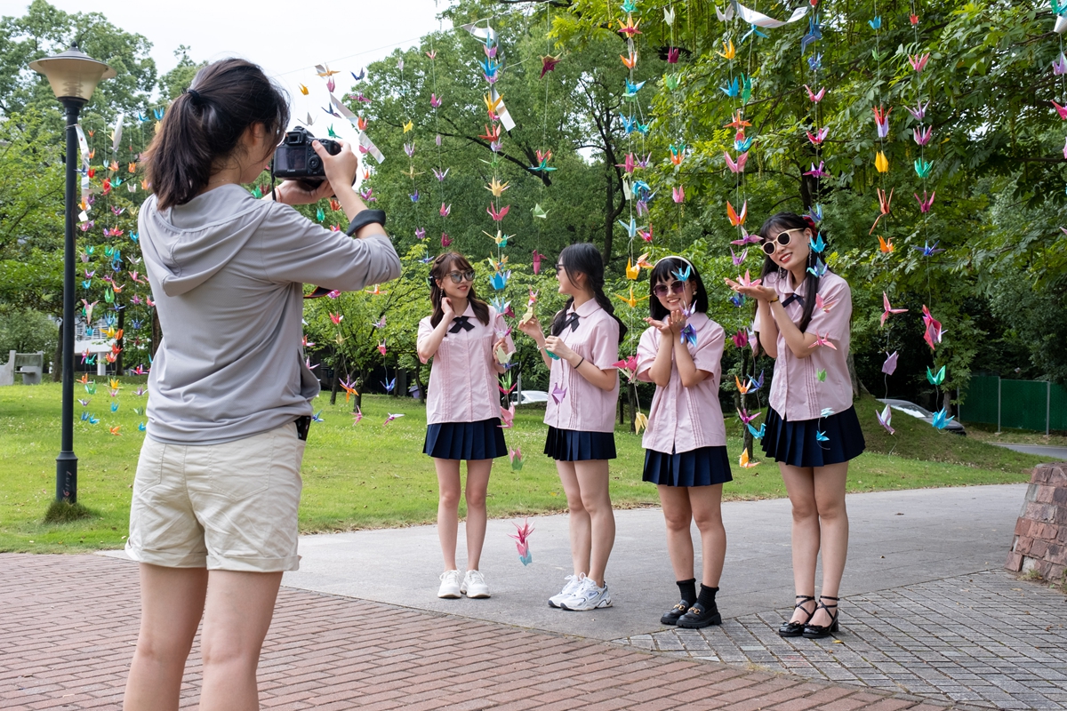 同宿舍同学合影留念(学通社记者 曹钟允 摄)